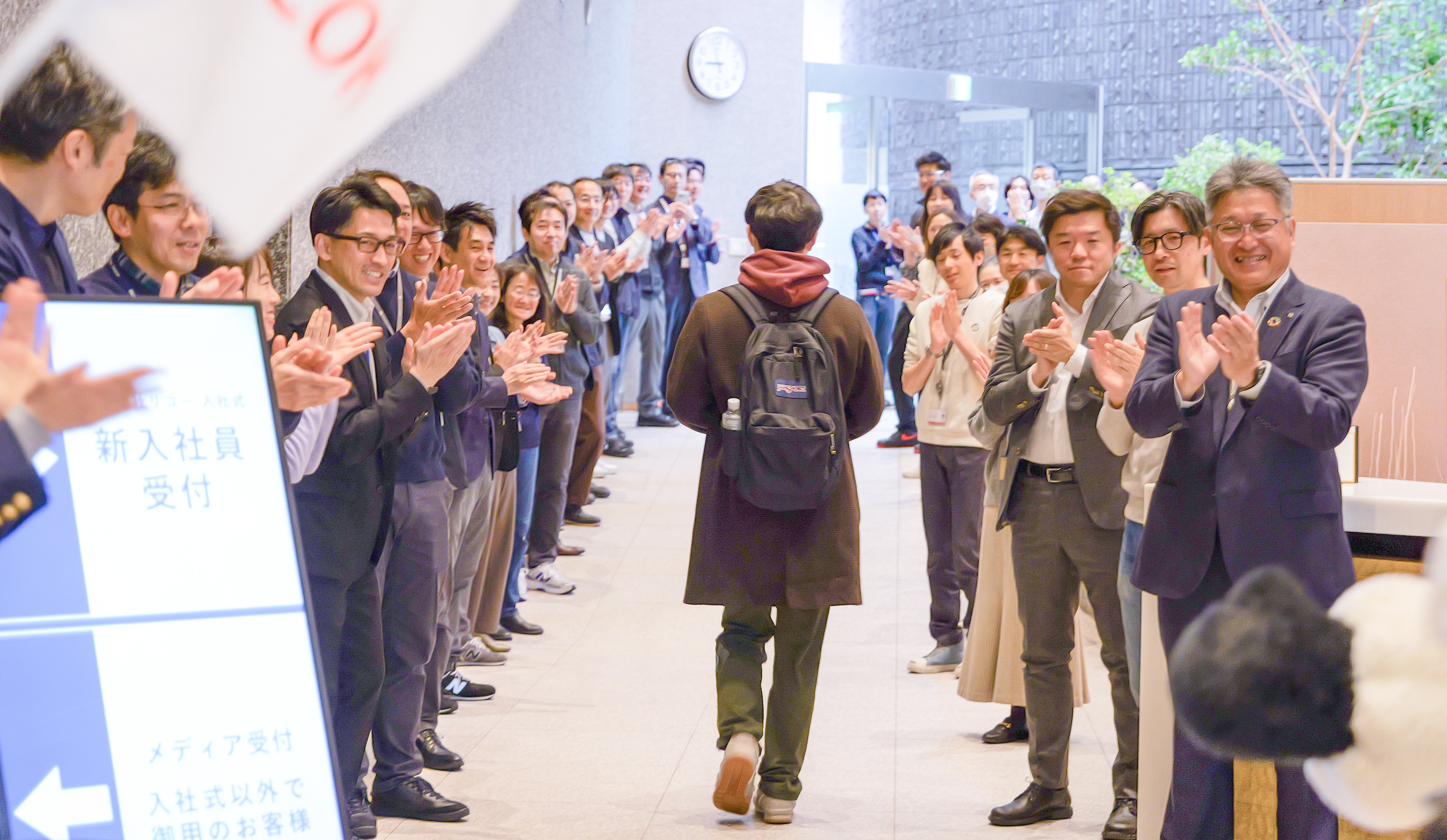 先輩社員が新入社員を出迎えるウェルカムロードの様子