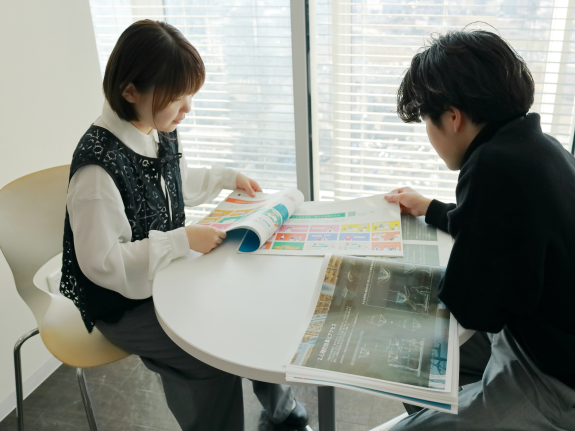 学生時代のポートフォリオを前に語らうすずきとかたがみ