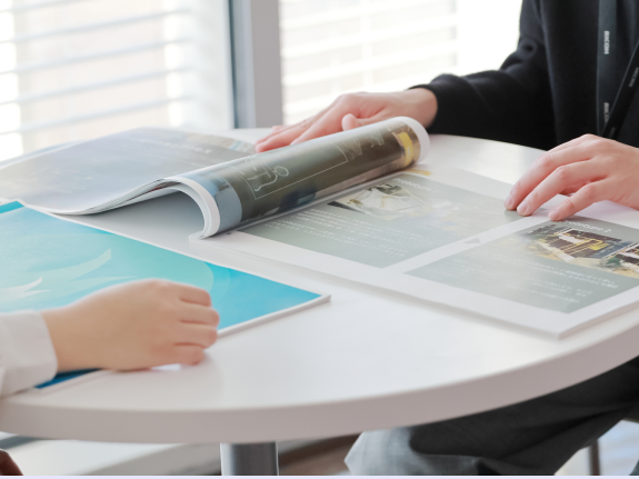 机上に拡げられたポートフォリオ