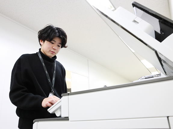 複合機を操作するかたがみ