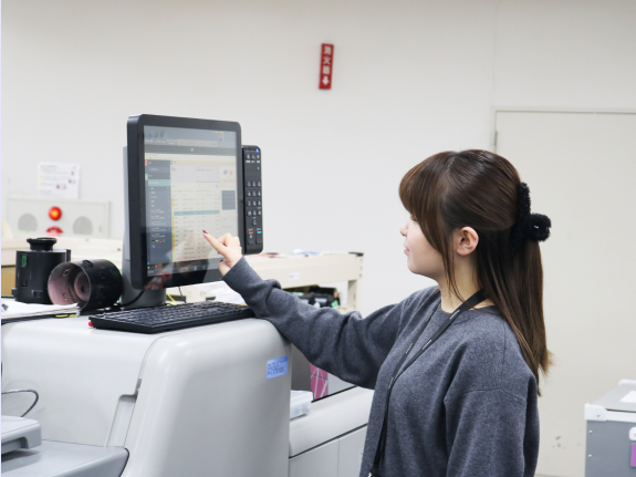 商業用印刷機を操作する様子