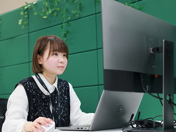 PCに向かうすずき