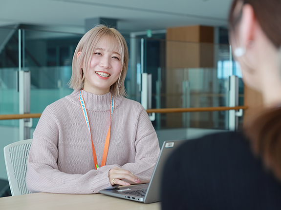 会話している石榑さん（デザイナー）